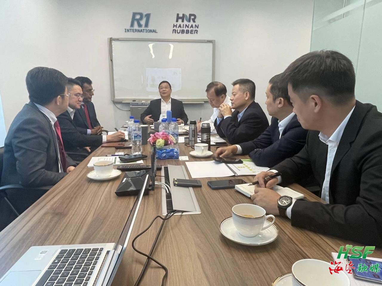 包洪文一行与R1公司座谈交流。